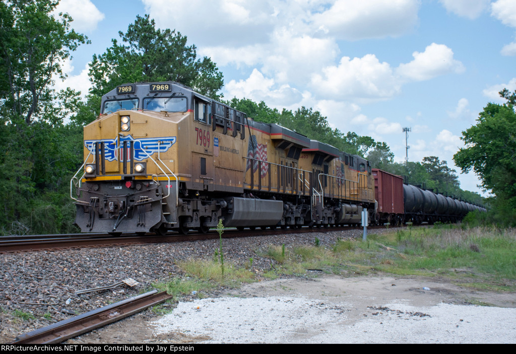 Two GEs lead a tank car train west on the Houston Sub 